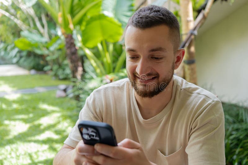 Copywriter freelance con 4g e applicazione media per la creazione di contenuti sui social network tramite chat fotografia stock