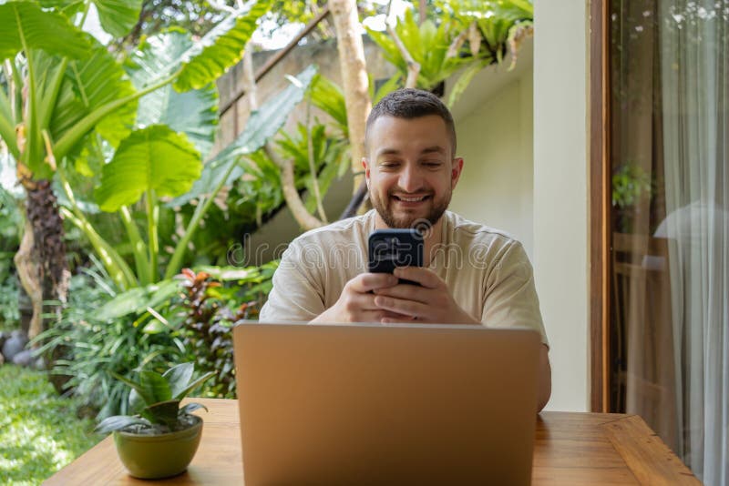 Copywriter freelance con 4g e applicazione media per la creazione di contenuti sui social network tramite chat immagine stock