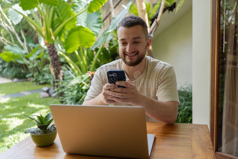 Copywriter freelance con 4g e applicazione media per la creazione di contenuti sui social network tramite chat fotografia stock