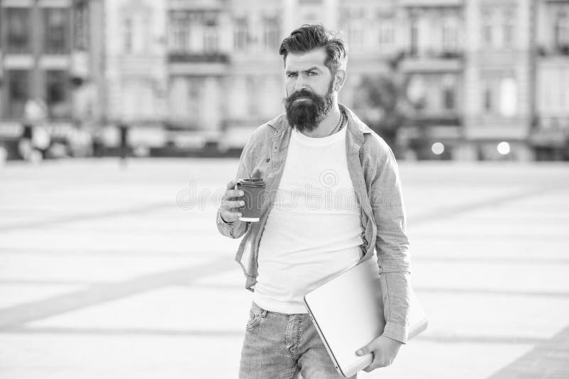 Copywriter freelance per strada. lavoratore freelance beve caffè al mattino fotografie stock libere da diritti