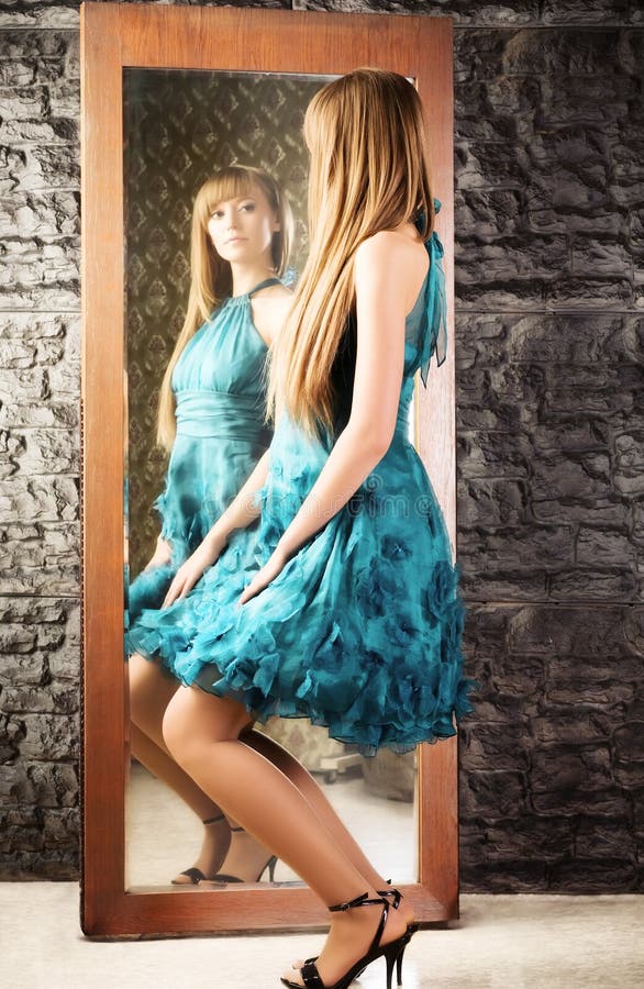 Menina perto do espelho foto de stock. Imagem de luxo - 9446454
