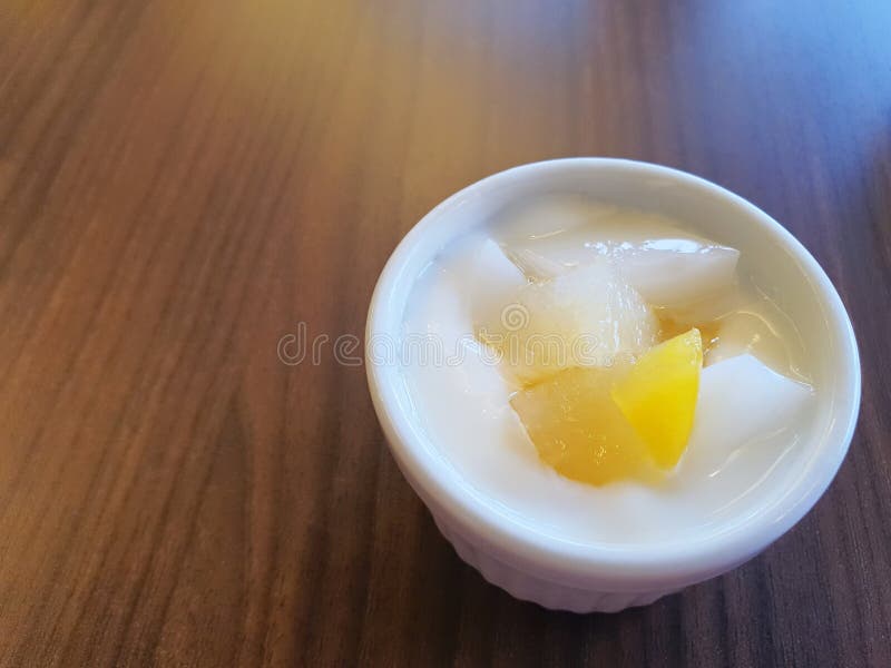 Coquetel de fruta fecha. Vista de cima de uma pequena tigela de cocktail de frutos sobre a mesa de madeira