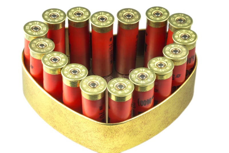 Coquilles de fusil de chasse de balle de calibre du rouge 12 dans la boîte de forme de coeur de bidon Cadeau pour le vrai homme photographie stock Coquilles de fusil de chasse de balle de calibre du rouge 12 dans la boîte de forme de coeur de bidon Cadeau pour le vrai homme photographie stock