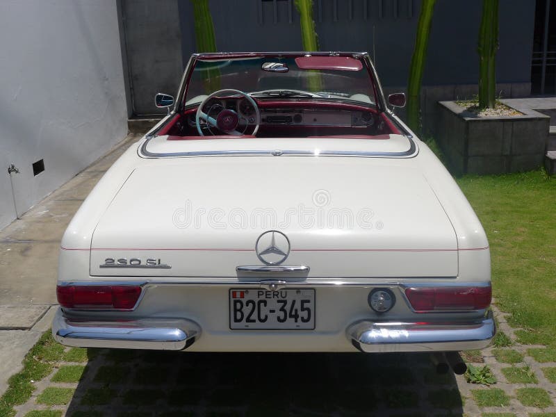 Cor branca Mercedes-Benz 230 SL fotos de stock royalty free Cor branca Mercedes-Benz 230 SL fotos de stock royalty free