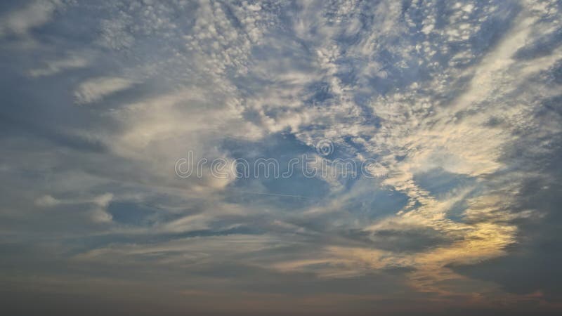 Cor de laranja e azul dramático céu com nuvens para o nascer do sol vídeos de arquivo