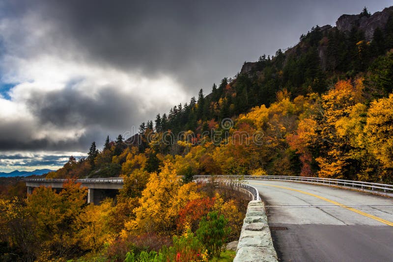 Cor e Linn Cove Viaduct do outono, em Ridge Parkway azul, N foto de stock Cor e Linn Cove Viaduct do outono, em Ridge Parkway azul, N foto de stock