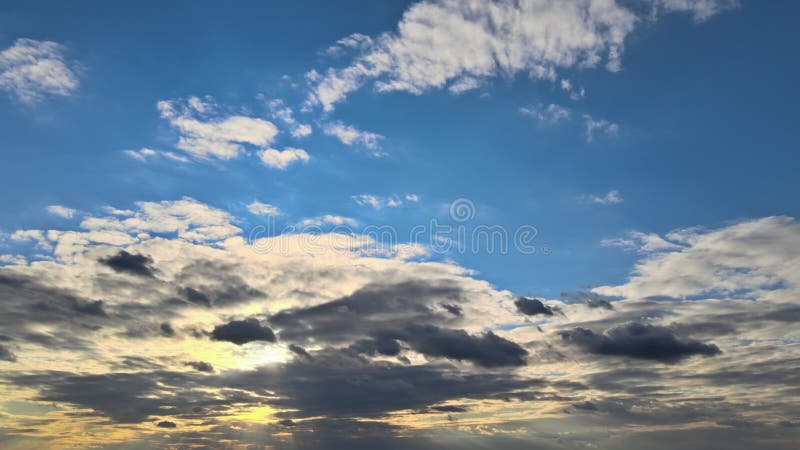 Cor laranja e azul dramático céu com nuvens para pôr do sol vídeos de arquivo