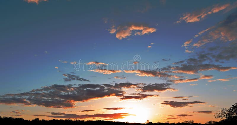 Cor laranja e azul dramático céu com nuvens para pôr do sol video estoque