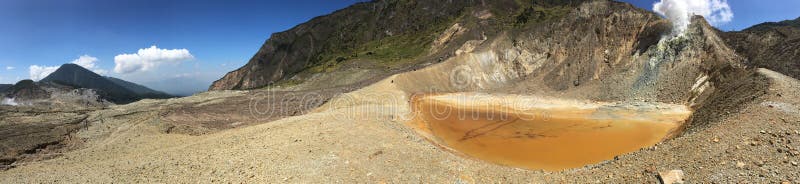 A cor marrom alaranjada da cratera durante a estação seca na montagem Papandayan, Indonésia na vista panorâmica fotografia de stock A cor marrom alaranjada da cratera durante a estação seca na montagem Papandayan, Indonésia na vista panorâmica fotografia de stock