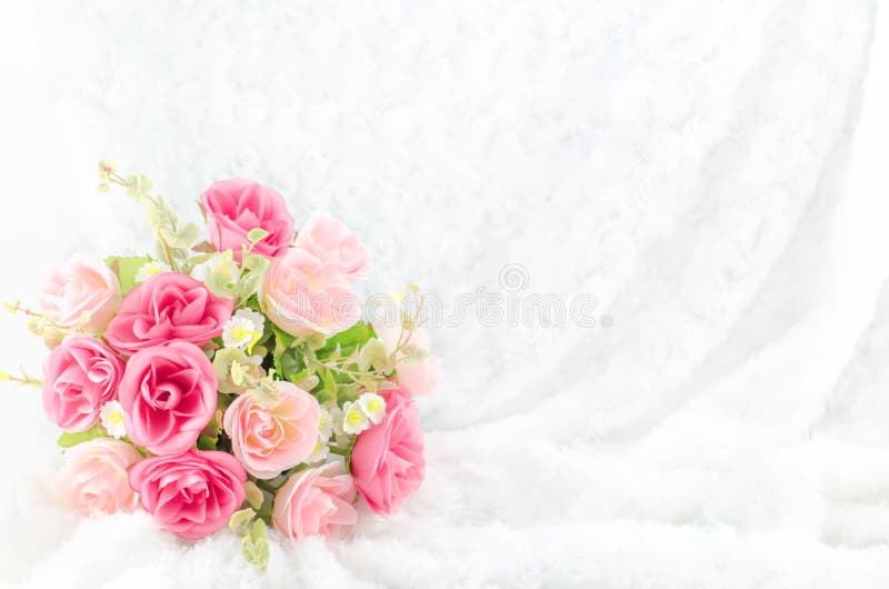 A cor pastel coloriu Rosa cor-de-rosa artificial no fundo branco da pele foto de stock A cor pastel coloriu Rosa cor-de-rosa artificial no fundo branco da pele foto de stock