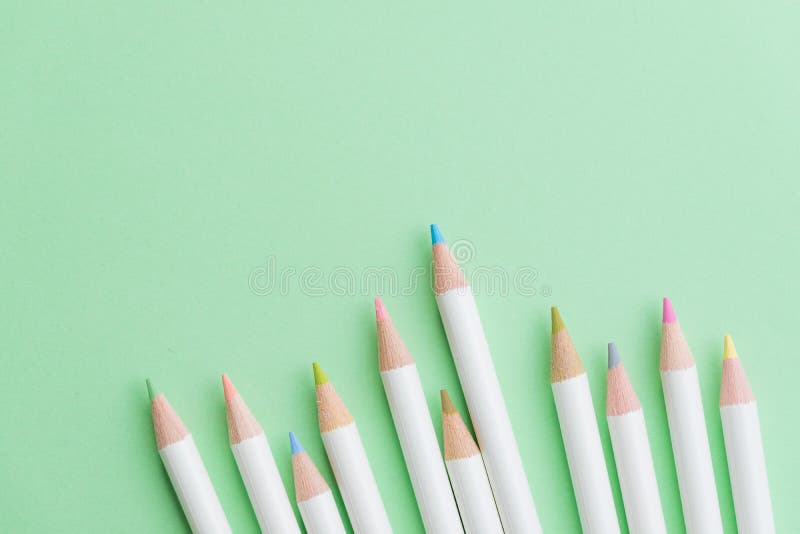 A cor pálida bonito escreve no fundo pastel do papel verde com co foto de stock A cor pálida bonito escreve no fundo pastel do papel verde com co foto de stock