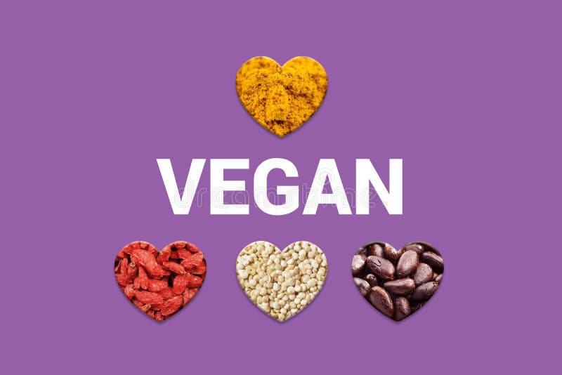 Corazones con las semillas del cacao, los granos blancos de la quinoa, las bayas secadas del goji y el polvo de la cúrcuma fotos de archivo Corazones con las semillas del cacao, los granos blancos de la quinoa, las bayas secadas del goji y el polvo de la cúrcuma fotos de archivo