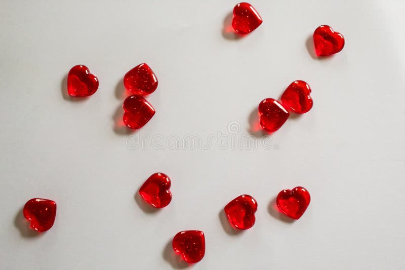 Corazones rojos claros en el fondo blanco para el día de tarjeta del día de San Valentín imagenes de archivo Corazones rojos claros en el fondo blanco para el día de tarjeta del día de San Valentín imagenes de archivo