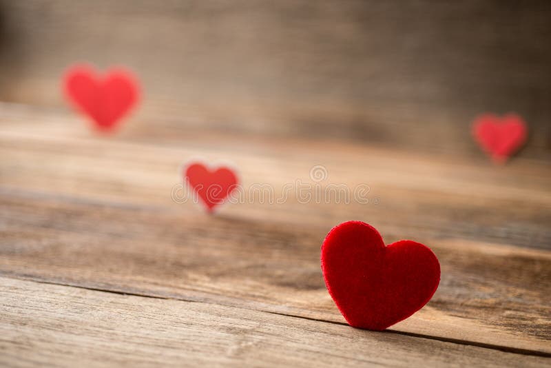 Corazones rojos de la tarjeta del día de San Valentín en viejo fondo de madera rústico foto de archivo Corazones rojos de la tarjeta del día de San Valentín en viejo fondo de madera rústico foto de archivo
