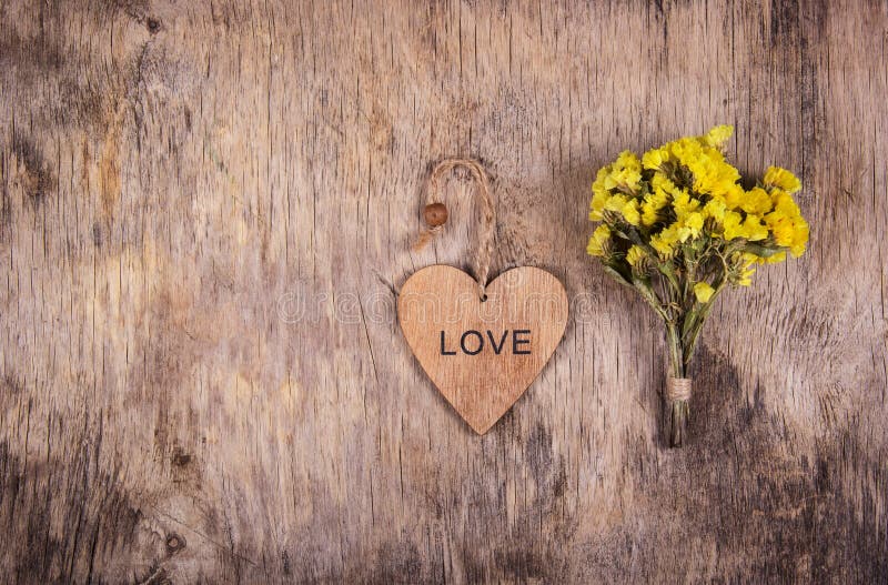 Corazón de madera y flores amarillas en un viejo fondo de madera llevado Fondos y texturas Copie el espacio imagenes de archivo Corazón de madera y flores amarillas en un viejo fondo de madera llevado Fondos y texturas Copie el espacio imagenes de archivo