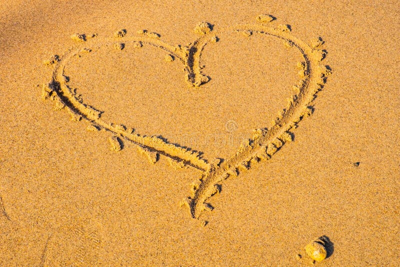 Corazón dibujado en la arena Fondo de playa Vista superior fotografía de archivo libre de regalías Corazón dibujado en la arena Fondo de playa Vista superior fotografía de archivo libre de regalías