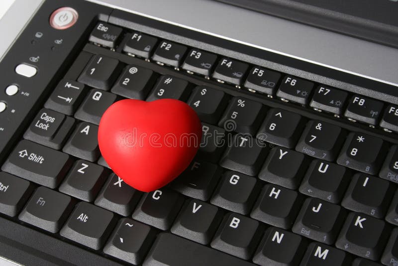 CORAZÓN EN LA COMPUTADORA PORTÁTIL fotos de archivo libres de regalías CORAZÓN EN LA COMPUTADORA PORTÁTIL fotos de archivo libres de regalías