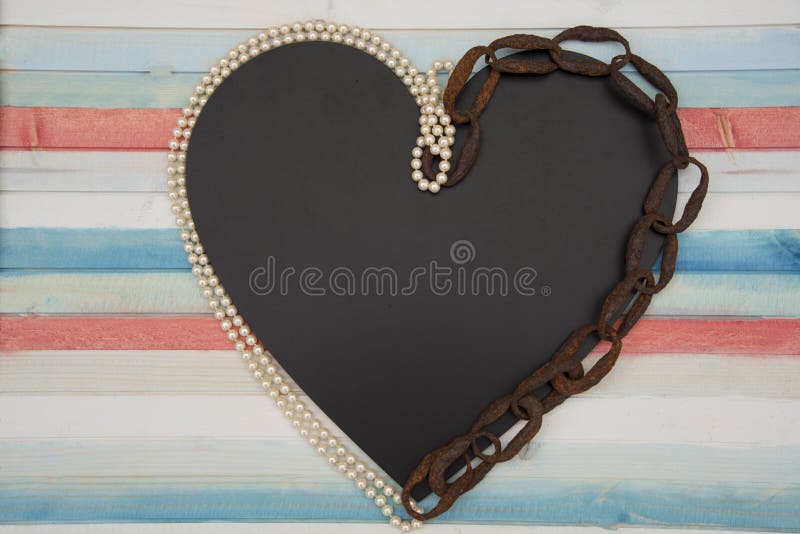 Corazón encadenado con las perlas foto de archivo Corazón encadenado con las perlas foto de archivo