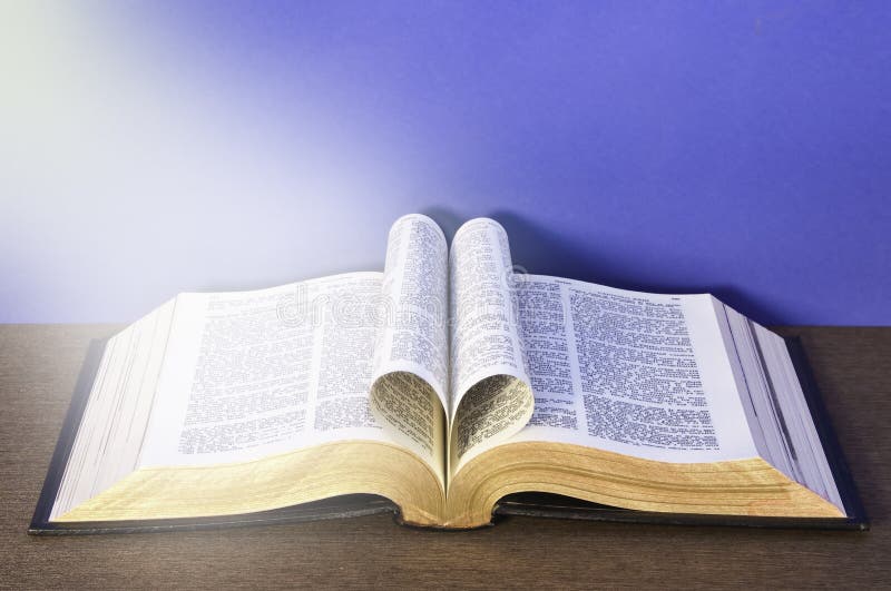 Corazón Hecho Con Las Hojas De La Biblia Imagen de archivo Imagen de