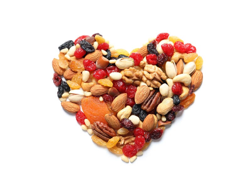 Corazón hecho de frutas y de nueces secadas en el fondo blanco fotos de archivo libres de regalías Corazón hecho de frutas y de nueces secadas en el fondo blanco fotos de archivo libres de regalías