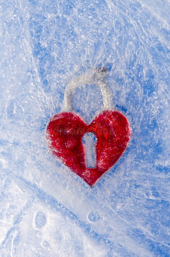 Corazón rojo del símbolo del amor en hielo del invierno foto de archivo Corazón rojo del símbolo del amor en hielo del invierno foto de archivo