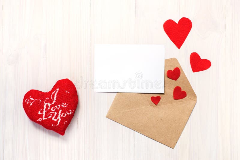 Corazón, tarjeta y sobre fotos de archivo libres de regalías Corazón, tarjeta y sobre fotos de archivo libres de regalías