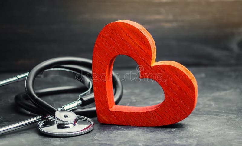 Corazón y estetoscopio rojos El concepto de medicina y de seguro médico, familia, vida ambulancia Atención sanitaria de la cardio