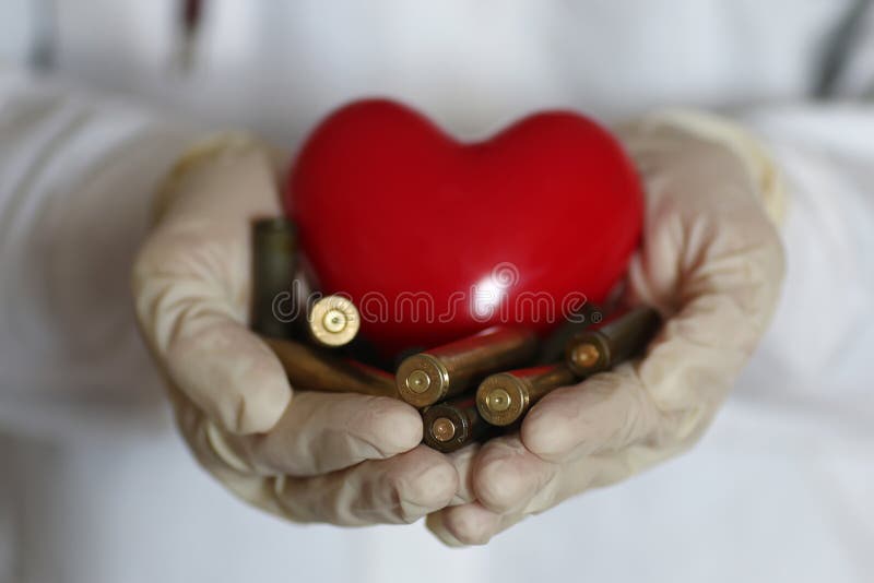 Corazón y manga en mano del doctor fotos de archivo Corazón y manga en mano del doctor fotos de archivo