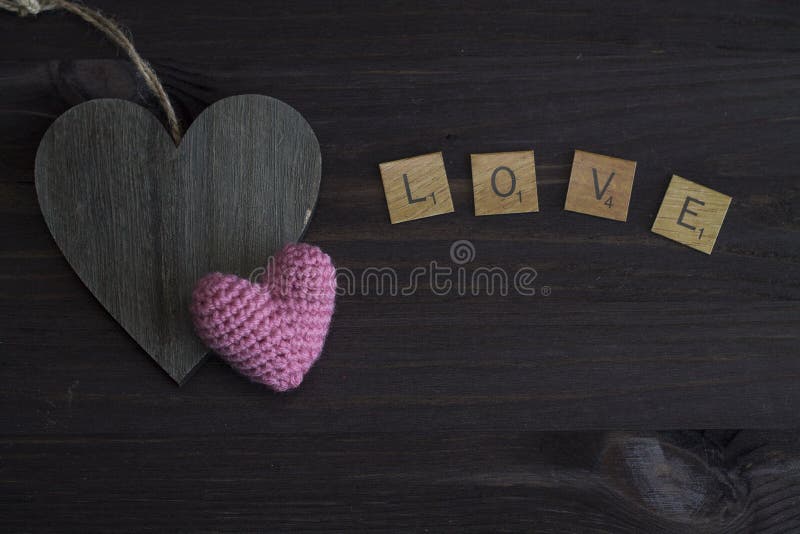 Coração cor-de-rosa no fundo de madeira fotos de stock royalty free