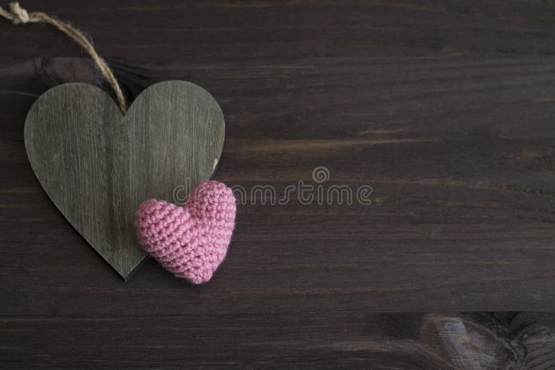 Coração cor-de-rosa no fundo de madeira fotos de stock