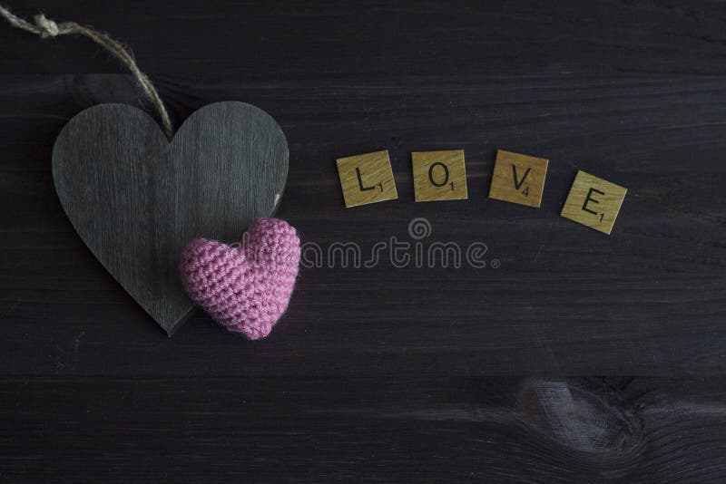 Coração cor-de-rosa no fundo de madeira foto de stock