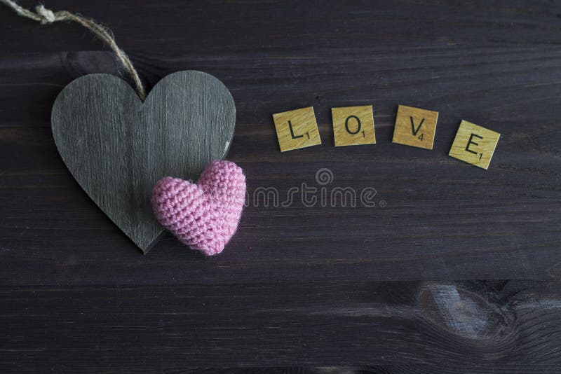 Coração cor-de-rosa no fundo de madeira foto de stock