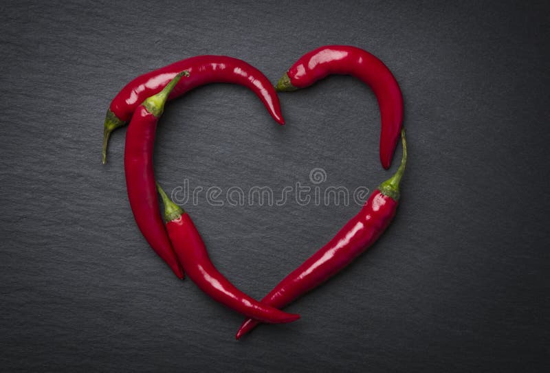 Coração das pimentas de pimentão vermelho para o dia de Valentim