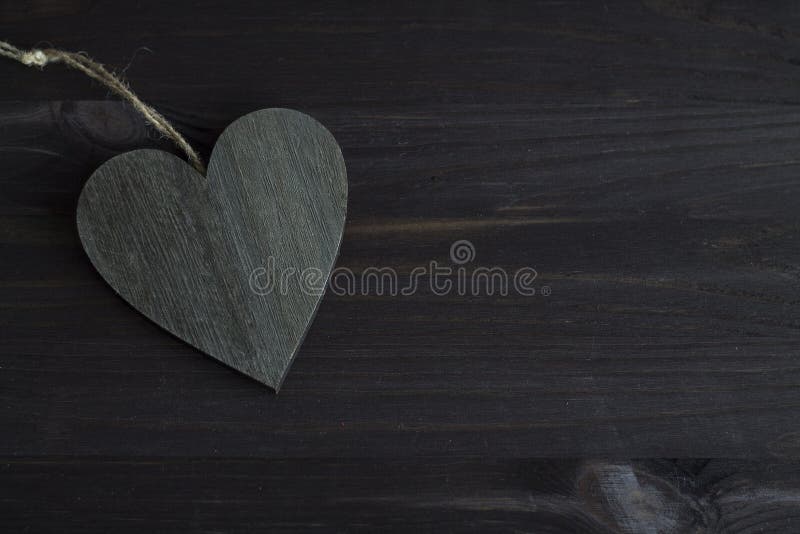 Coração de madeira no fundo preto foto de stock royalty free