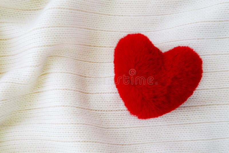 Coração vermelho macio da linha no fundo acolhedor macio branco da tela fotos de stock Coração vermelho macio da linha no fundo acolhedor macio branco da tela fotos de stock