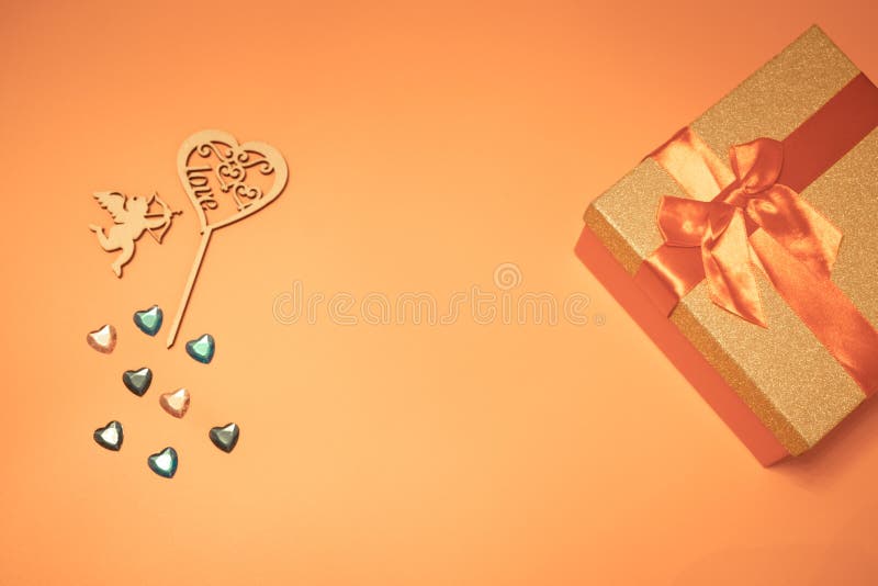 coração vermelho que dispara em um anjo, e muitos corações pequenos diferentes, e uma caixa vermelha com um presente com uma curv imagem de stock royalty free coração vermelho que dispara em um anjo, e muitos corações pequenos diferentes, e uma caixa vermelha com um presente com uma curv imagem de stock royalty free