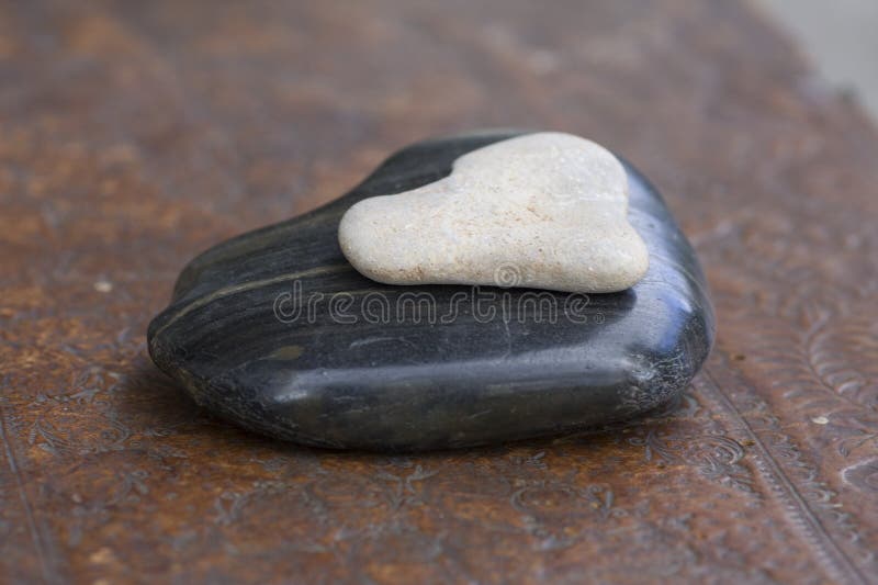 Corações de pedra preto e branco imagens de stock royalty free