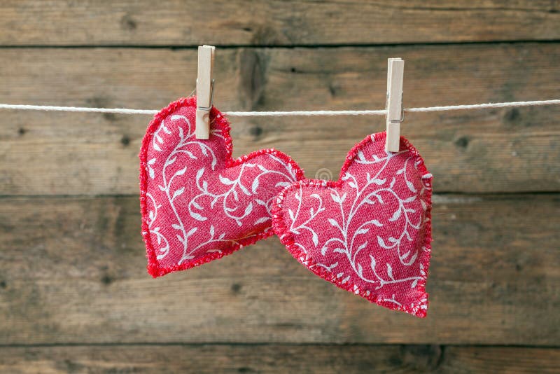 Corações vermelhos pendurados na corda de roupa foto de stock royalty free