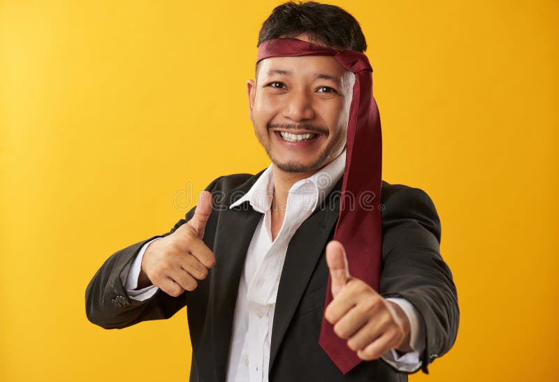 Corbata asiática borracha del individuo imágenes de archivo libres de regalías Corbata asiática borracha del individuo imágenes de archivo libres de regalías