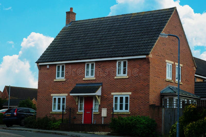 Corby, het Verenigd Koninkrijk - 01 Januari 2019 Traditioneel Engels huis, baksteenhuis Openlucht, straatmening Blauwe hemel royalty-vrije stock foto's Corby, het Verenigd Koninkrijk - 01 Januari 2019 Traditioneel Engels huis, baksteenhuis Openlucht, straatmening Blauwe hemel royalty-vrije stock foto's