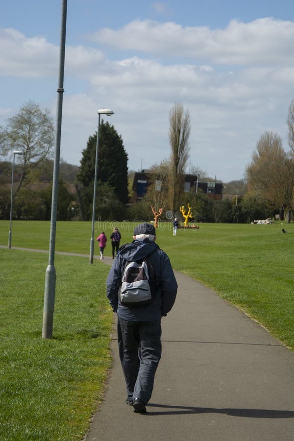 Corby, Reino Unido 13 de mar?o de 2019 - anci?o que anda no parque do outono Copie o espa?o foto de stock Corby, Reino Unido 13 de mar?o de 2019 - anci?o que anda no parque do outono Copie o espa?o foto de stock