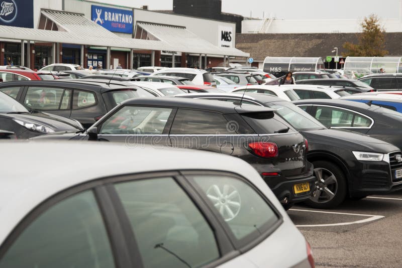Corby, Reino Unido - setembro, 01, 2018: Lotes dos carros que estacionam na cidade dia ocupado, estacionamento completo, exterior