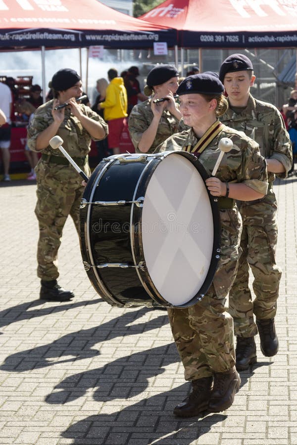 Corby, U. K. 14 de setiembre de 2019 - Banda del ejército toca instrumentos musicales en un evento familiar de dÃa abierto en un fotos de archivo libres de regalías Corby, U. K. 14 de setiembre de 2019 - Banda del ejército toca instrumentos musicales en un evento familiar de dÃa abierto en un fotos de archivo libres de regalías