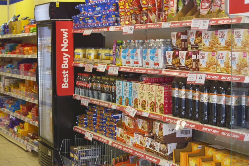 Corby, U K , 20 Juni, 2019 - binnenland van voedselsupermarkt Shelfs met vele producten royalty-vrije stock afbeelding Corby, U K , 20 Juni, 2019 - binnenland van voedselsupermarkt Shelfs met vele producten royalty-vrije stock afbeelding