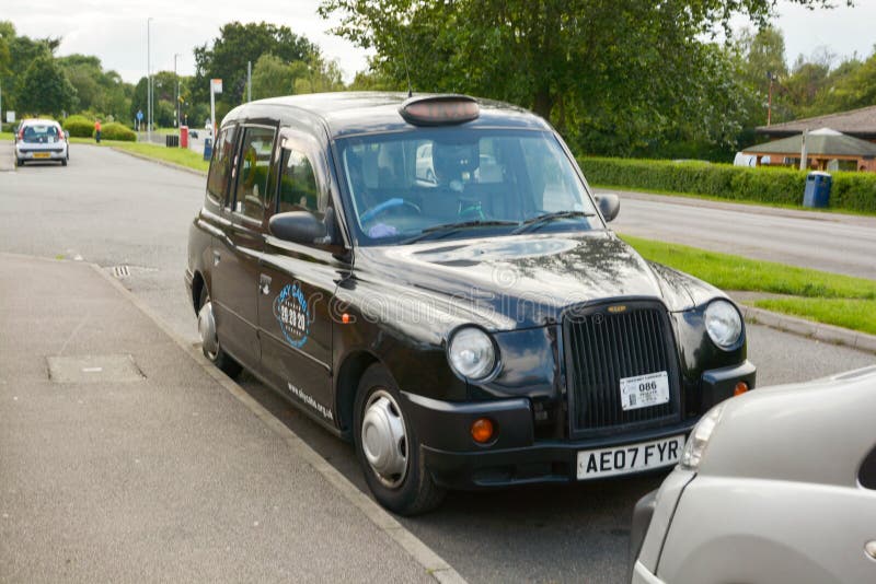 Corby U K , juni 20, 2019 - typicalenglish taxi, svart taxi arkivbilder Corby U K , juni 20, 2019 - typicalenglish taxi, svart taxi arkivbilder