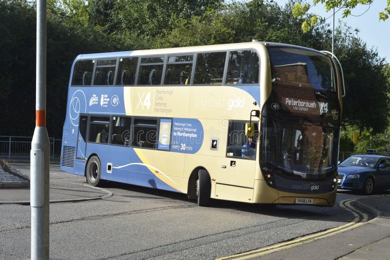 Corby, U k , Le 20 juin 2019 - autobus de public parqueté par deux de ligne intérieure de transport de ville de Corby Vue de rue photos libres de droits Corby, U k , Le 20 juin 2019 - autobus de public parqueté par deux de ligne intérieure de transport de ville de Corby Vue de rue photos libres de droits
