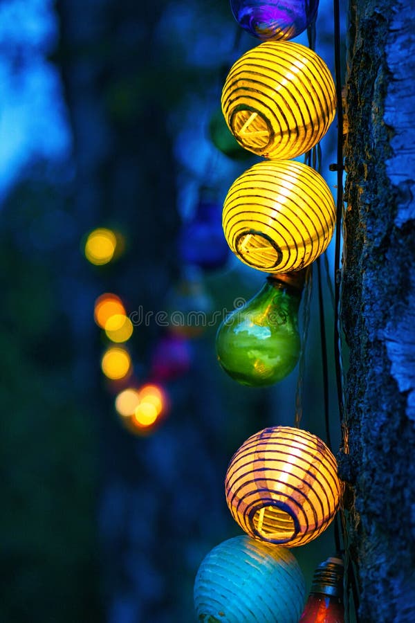Corda Di Luci Appese All'albero. Festa in Giardino. Posto Romantico. Luce  Colorata Fotografia Stock - Immagine di decorazione, lampadina: 247761800