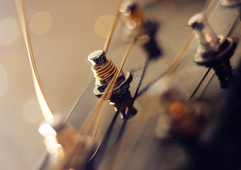 Cordas amarradas imediatamente após uma guitarra fotos de stock Cordas amarradas imediatamente após uma guitarra fotos de stock