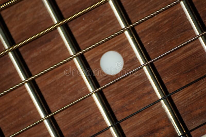 Cordas e fretboard de aço na guitarra clássica fotografia de stock Cordas e fretboard de aço na guitarra clássica fotografia de stock