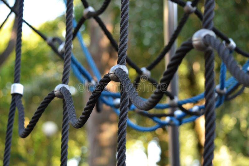 Cordes s'élevantes sur un terrain de jeu photographie stock libre de droits Cordes s'élevantes sur un terrain de jeu photographie stock libre de droits